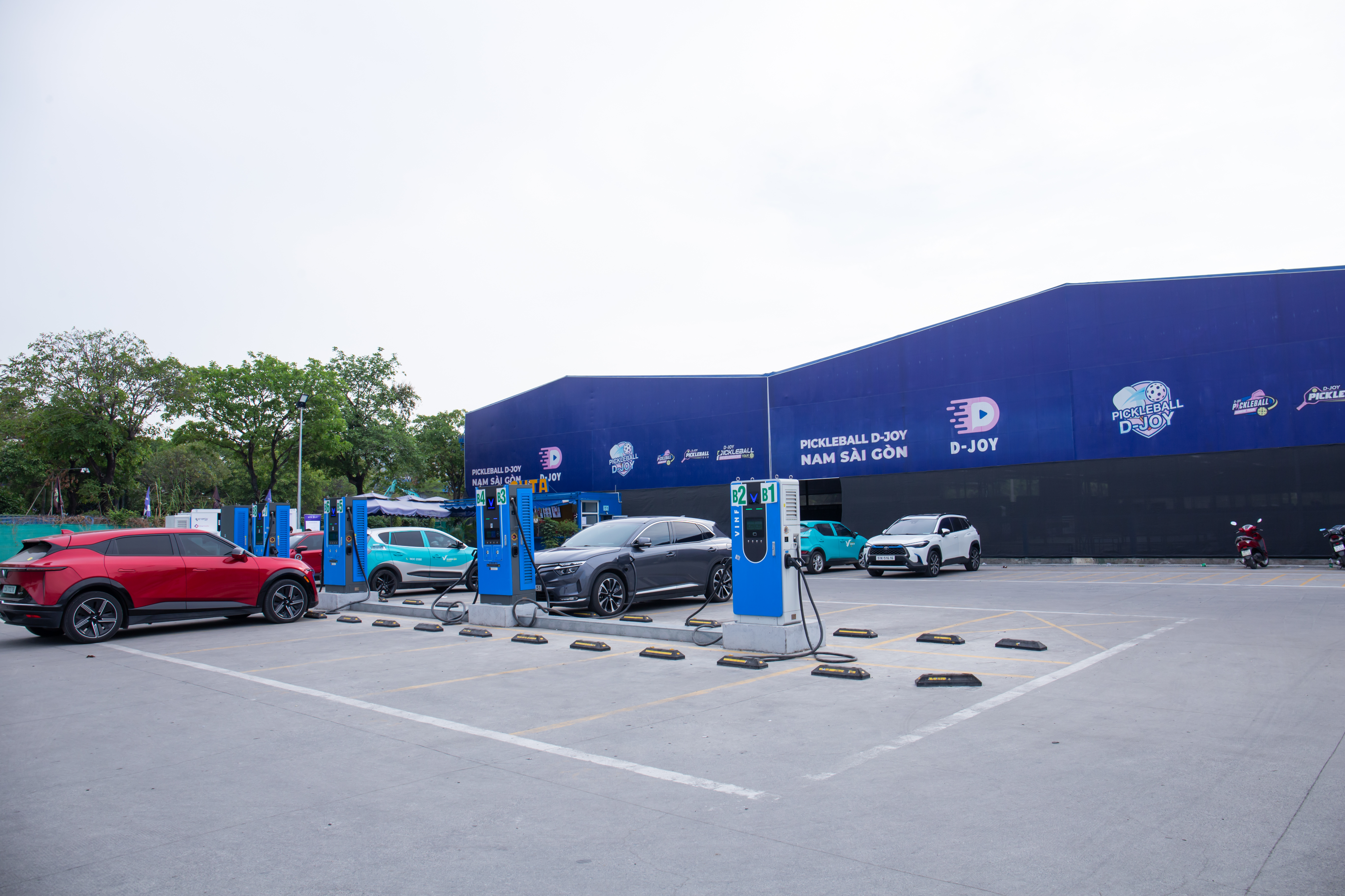 Không gian thực tế tại dự án trạm sạc màu